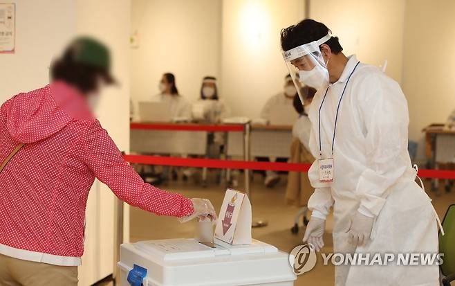 코로나19 확진자도 사전투표 (광주=연합뉴스) 천정인 기자 = 28일 오후 광주 서구 상무1동 사전투표소에서 코로나19 확진자 사전투표가 진행되고 있다. 2022.5.28 iny@yna.co.kr