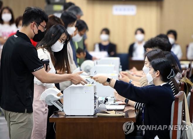 제주서도 지방선거 사전투표 시작 (제주=연합뉴스) 전지혜 기자 = 제8회 전국동시지방선거 사전투표 첫날인 27일 오전 제주도의회에 마련된 투표소에서 유권자들이 투표지를 받고 있다. 2022.5.27 atoz@yna.co.kr