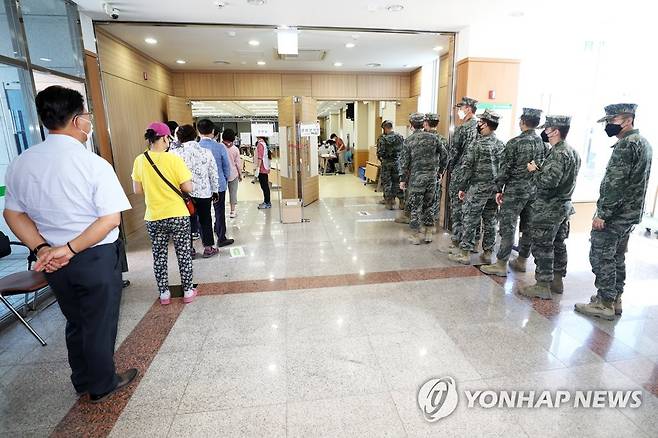 사전투표 행렬 [연합뉴스 자료사진]