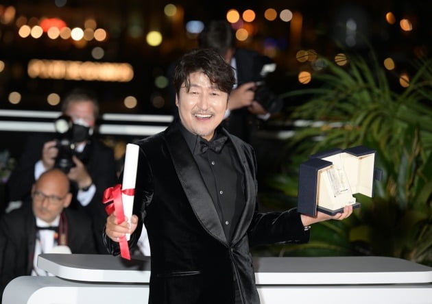 Actor Kang-Ho Song, who was awarded the first Academy Awards for the role of broker, who divorced his wife and ran a laundry.Cannes Film Festival Invitation The seventh achievement of the achievement of many people is pouring celebration.Above all, Kang-Ho Songs romantic feelings toward his wife, who always applauded the cheering applause, were the closest.Kang-Ho Song won the Academy Awards trophy at the 75th Cannes International Film Festival Awards at the Cannes Palais de Festival Lumiere Grand Theater in France on Friday (local time).When his name was called, Kang-Ho Song hugged with director Gang Dong-Won and Hirokazu Goreda before taking the stage, and greeted him in French as Mercy Boku (thank you).I am so grateful and honored, I am deeply grateful to the great artist, Goreda.I would like to share my deep gratitude and glory with Gang Dong-Won, Iyu (Lee Ji-eun), and Lee Ju-young who played together.And I would like to express my sincere gratitude to CJ ENM officials. Above all, Kang-Ho Song said, There is a loving wife on the second floor.I am glad that it has become a great gift to my wife, and I give the glory and eternal love of this trophy. Kang-Ho Songs extraordinary wife love is famous.Kang-Ho Song, who married Hwang Jang-sook, a former actor, in November 1995 and had one male and one female, was with his wife without a manager when he stepped on the first Cannes Film Festival red carpet with Secret Sunshine.Kang-Ho Song, who walked on the street with his wife in arms at the time, said, I am feeling good. I was a husband who usually vacated my house, but I can not hide my smile.In the request for a couple photo, he said, If you go out with your wife, how do you cut the price of the goods in the future?When I was not in the play Actor, I was about to give up Actor. You are not a young and hot actor in your 20s and 30s. What are you afraid of? Kang-Ho Song said.Now he was honored as the first Cannes Film Festival Academy Awards in Korea, and his wife was with him on this day.It was the second time that Korea Actor won the acting award at the Cannes International Film Festival since Jeon Do-yeons Best Actress Award (Secret Sunshine) in 2007.Here, Kang-Ho Song is invited to the 7th Cannes Film Festival as broker following Secret Sunshine (2007), Good, Bad, Weird (2008), Bat (2009), Pesticide (2019), Emergency Declaration (2021), and Cannes Competition among Korean Actors It also has the title of the most entry into the division.At the awards ceremony, Park Chan-wook won the directors award and set the record for the first time that Korean movies set two gold medals.This is the fourth time that Park has entered the Cannes Film Festival competition category, receiving the Jury Award for Old Boy (2004) and the Jury Award for Bat (2009).Missy (2017) failed to win the awards, but she was awarded the director award for her feature film Decision to Break Up, which she released in six years.Meanwhile, broker is the first Korean film production directed by Hirokazu Koreeda, who won the Palme dOr at the Cannes International Film Festival as a family, drawing an unexpected special journey of those who have become involved in a relationship around baby boxes.It will be released on June 8th and will meet with domestic Audiences.Prior to this, Kang-Ho Song, who will be on the official line in Korea through a media preview on May 31, will be interested in what he will say about his impression of receiving the Academy Awards.