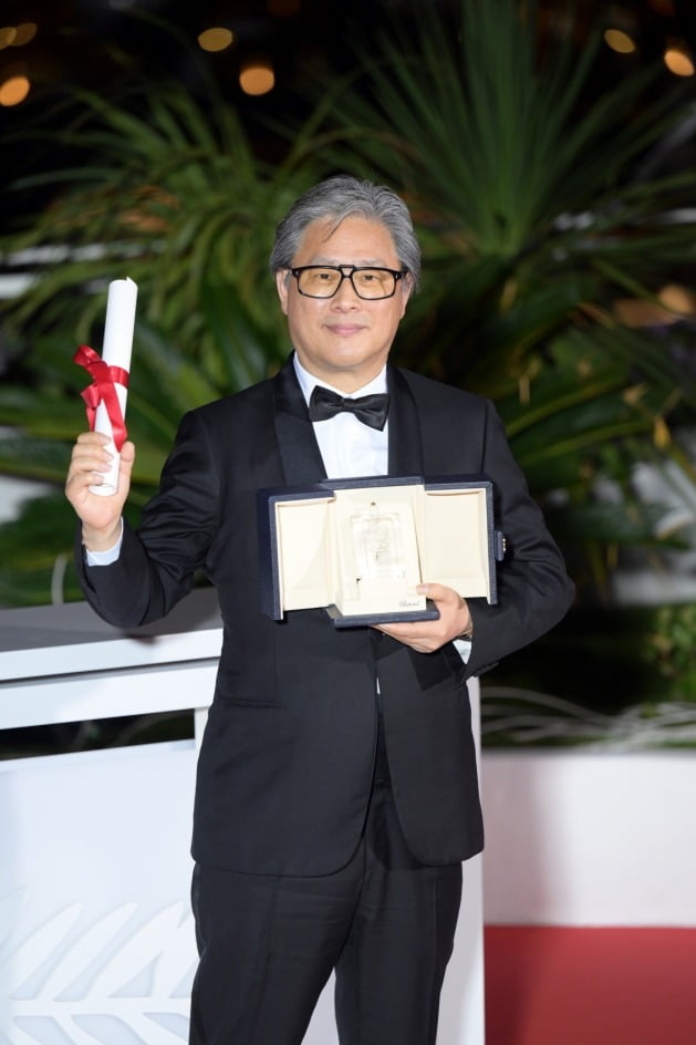 Actor Kang-Ho Song, who was awarded the first Academy Awards for the role of broker, who divorced his wife and ran a laundry.Cannes Film Festival Invitation The seventh achievement of the achievement of many people is pouring celebration.Above all, Kang-Ho Songs romantic feelings toward his wife, who always applauded the cheering applause, were the closest.Kang-Ho Song won the Academy Awards trophy at the 75th Cannes International Film Festival Awards at the Cannes Palais de Festival Lumiere Grand Theater in France on Friday (local time).When his name was called, Kang-Ho Song hugged with director Gang Dong-Won and Hirokazu Goreda before taking the stage, and greeted him in French as Mercy Boku (thank you).I am so grateful and honored, I am deeply grateful to the great artist, Goreda.I would like to share my deep gratitude and glory with Gang Dong-Won, Iyu (Lee Ji-eun), and Lee Ju-young who played together.And I would like to express my sincere gratitude to CJ ENM officials. Above all, Kang-Ho Song said, There is a loving wife on the second floor.I am glad that it has become a great gift to my wife, and I give the glory and eternal love of this trophy. Kang-Ho Songs extraordinary wife love is famous.Kang-Ho Song, who married Hwang Jang-sook, a former actor, in November 1995 and had one male and one female, was with his wife without a manager when he stepped on the first Cannes Film Festival red carpet with Secret Sunshine.Kang-Ho Song, who walked on the street with his wife in arms at the time, said, I am feeling good. I was a husband who usually vacated my house, but I can not hide my smile.In the request for a couple photo, he said, If you go out with your wife, how do you cut the price of the goods in the future?When I was not in the play Actor, I was about to give up Actor. You are not a young and hot actor in your 20s and 30s. What are you afraid of? Kang-Ho Song said.Now he was honored as the first Cannes Film Festival Academy Awards in Korea, and his wife was with him on this day.It was the second time that Korea Actor won the acting award at the Cannes International Film Festival since Jeon Do-yeons Best Actress Award (Secret Sunshine) in 2007.Here, Kang-Ho Song is invited to the 7th Cannes Film Festival as broker following Secret Sunshine (2007), Good, Bad, Weird (2008), Bat (2009), Pesticide (2019), Emergency Declaration (2021), and Cannes Competition among Korean Actors It also has the title of the most entry into the division.At the awards ceremony, Park Chan-wook won the directors award and set the record for the first time that Korean movies set two gold medals.This is the fourth time that Park has entered the Cannes Film Festival competition category, receiving the Jury Award for Old Boy (2004) and the Jury Award for Bat (2009).Missy (2017) failed to win the awards, but she was awarded the director award for her feature film Decision to Break Up, which she released in six years.Meanwhile, broker is the first Korean film production directed by Hirokazu Koreeda, who won the Palme dOr at the Cannes International Film Festival as a family, drawing an unexpected special journey of those who have become involved in a relationship around baby boxes.It will be released on June 8th and will meet with domestic Audiences.Prior to this, Kang-Ho Song, who will be on the official line in Korea through a media preview on May 31, will be interested in what he will say about his impression of receiving the Academy Awards.