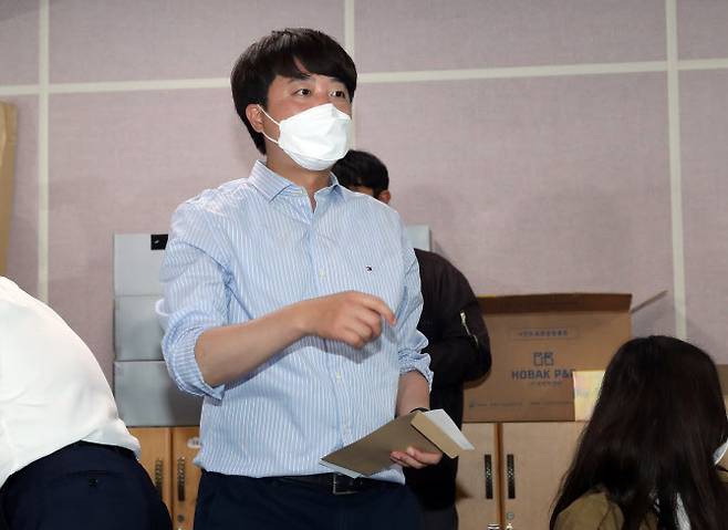 이준석 국민의힘 대표가 28일 오전 인천시 계양구 계산2동 행정복지센터 사전투표소에서 투표를 하기 위해 이동하고 있다. (사진=연합뉴스)