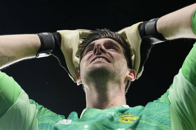 레알 마드리드 골키퍼 티보 쿠르투아가 유럽 챔피언스리그 우승을 이끈 뒤 기뻐하고 있다. 사진=AP PHOTO