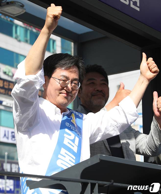 김동연 더불어민주당 경기도지사 후보가 27일 오후 경기 시흥시 삼미시장 앞에서 시민들에게 사전투표 독려와 지지를 호소하고 있다. 2022.5.27/뉴스1 © News1 김영운 기자
