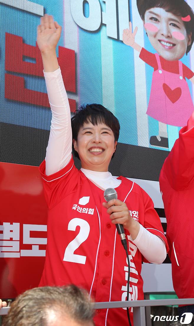 김은혜 국민의힘 경기도지사 후보가 27일 오전 경기 안산시 단원구 선부동의 한 거리에서 시민들에게 지지를 호소하고 있다. 2022.5.27/뉴스1 © News1 김영운 기자