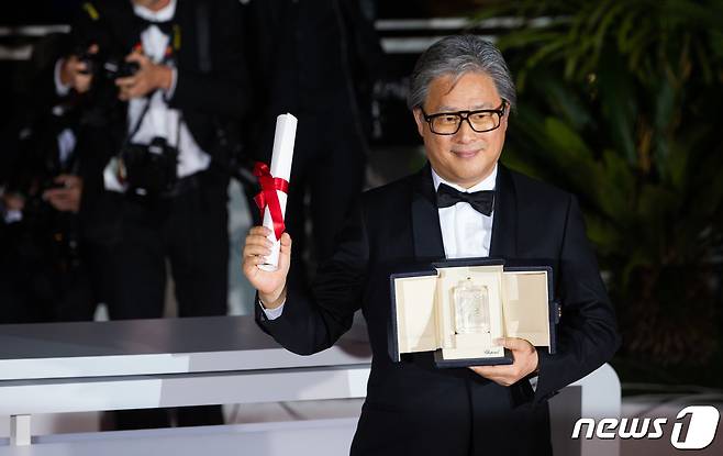 영화감독 박찬욱이 28일(현지시간) 제75회 칸 국제영화제가 열리고 있는 프랑스 남부 칸 ‘팔레 데 페스티벌’(Palais des Festivals)에서 열린 폐막식에 참석해 수상한 감독상 트로피를 들어보이며 포즈를 취하고 있다. 2022.5.29/뉴스1 © News1 이준성 프리랜서기자