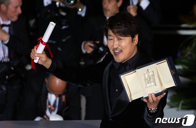 배우 송강호가 28일(현지시간) 프랑스 칸 팔레 데 페스티벌(Palais des Festivals)에서 열린 '제75회 칸 국제영화제' 폐막식에 참석해 남우주연상 트로피와 함께 포즈를 취하고 있다. 2022.5.29/뉴스1 © News1 이준성 프리랜서기자
