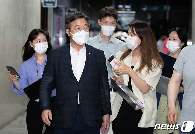 윤호중 더불어민주당 공동비상대책위원장이 28일 오후 서울 여의도 국회에서 열린 비상대책위원회 간담회를 마친 후 취재진 질문에 답변하고 있다. 2022.5.28/뉴스1 © News1 이재명 기자