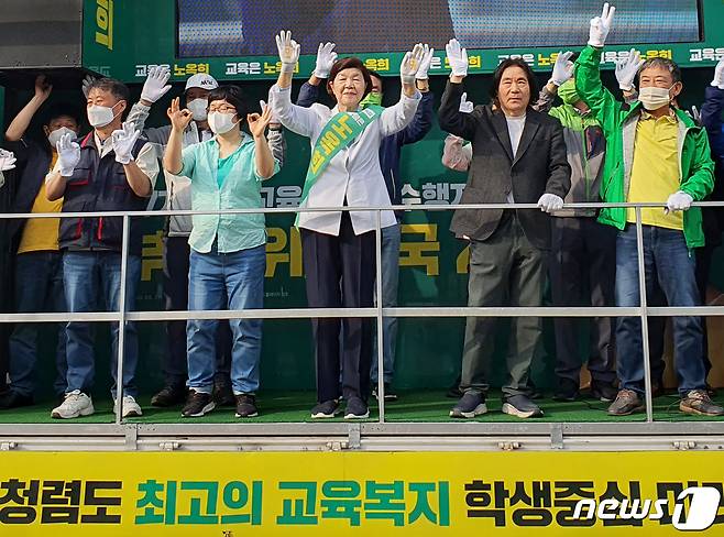 6·1 지방선거 공식 선거운동이 시작된 19일 울산 남구 공업탑로터리에서 노옥희 울산교육감 후보 출정식이 열리고 있다. 2022.5.19/뉴스1 © News1 조민주 기자