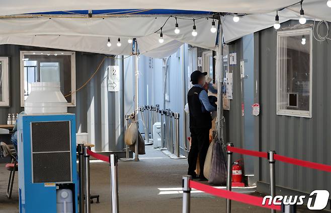 23일 오전 중구 서울역 임시선별검사소에서 한 시민이 PCR 검사를 받고 있다. 2022.5.23/뉴스1 © News1 박세연 기자
