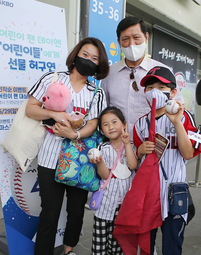 허구연 KBO 총재가 29일 잠실구장에서 어린이 팬들에게 야구공을 선물했다.(KBO 제공) © 뉴스1