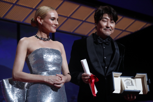 송강호가 한국 영화 사상 최초로 칸에서 남우주연상을 수상했다. EPA연합뉴스