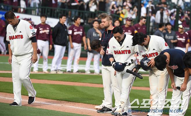 28일 부산구장에서 열린 키움 히어로즈와 롯데 자이언츠 경기. 10회 연장승부끝에 3대6으로 역전패한 롯데 선수들이 아쉬워하고 있다. 부산=정재근 기자 cjg@sportschosun.com/2022.5.28/