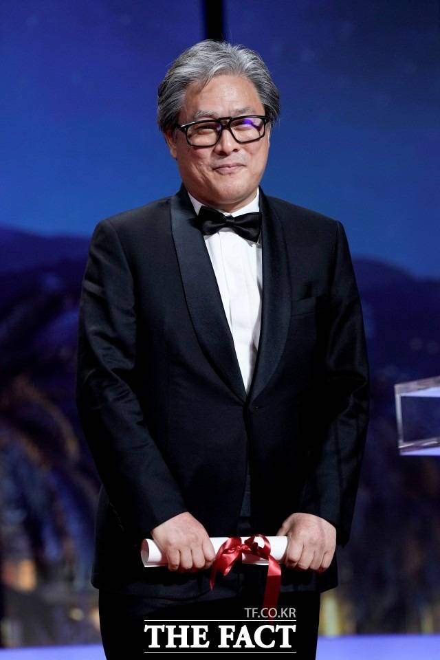 박찬욱 감독이 칸 국제영화제에서 영화 '헤어질 결심'으로 감독상을 받았다. /칸=AP.뉴시스