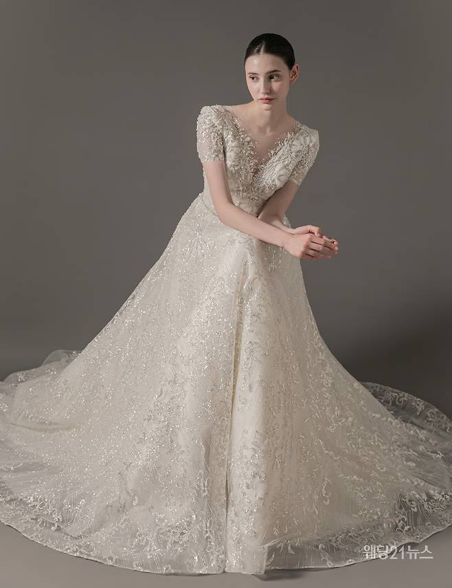 사진 : 웨딩드레스 디케웨딩,&nbsp;디렉터 김미경,&nbsp;포토그래퍼 장웅(소르아 스튜디오),&nbsp;모델 안젤리나,&nbsp;헤어 코코미카(헤어 유하, 메이크업 경미),&nbsp;제품협찬 수야