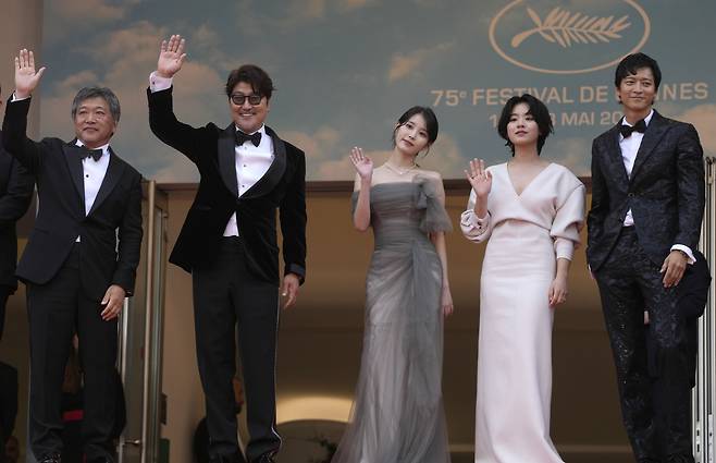 지난 26일(현지시간) 프랑스 칸에서 열린 제75회 칸국제영화제 경쟁부문 진출작 '브로커' 공식 상영회에 도착한 고레에다 히로카즈(왼쪽) 감독과 출연진이 레드카펫에 올라 포즈를 취하고 있다. 왼쪽부터 고레에다 감독, 배우 송강호, 이지은(아이유), 이주영, 강동원./AP연합뉴스