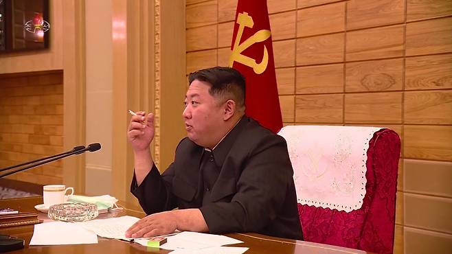 김정은 국무위원장이 지난 12일 당 중앙위원회 본부청사에서 열린 협의회 도중 담배 피우고 있다./조선중앙TV  연합뉴스
