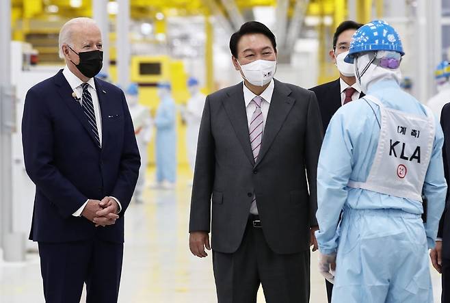 윤석열 대통령과 조 바이든 미국 대통령이 20일 경기 평택 삼성전자 반도체 공장을 방문해 이재용 부회장과　함께 반도체 생산라인을 둘러보며 관계자의 설명을 듣고 있다. /대통령실사진기자단/연합뉴스