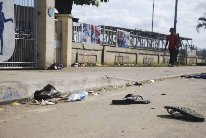 28일(현지시간) 31명이 숨지는 압사 사고가 일어난 나이지리아 남부 리버스주 포트하커트의 한 폴로 클럽 주변에 신발이 널브러져 있다. /AP 연합뉴스