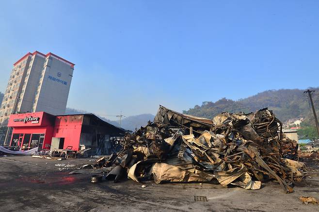 경북 울진 산불 발생 이틀째인 29일 오전 울진군 근남면의 한 자동차정비업소가 잿더미로 변해 있다. /뉴스1