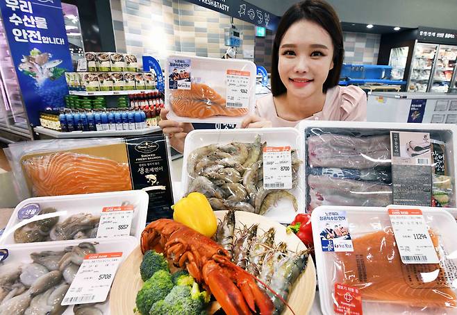 홈플러스가 바다의 날을 맞아 다음 달 1일까지 다양한 수산물을 할인하는 '월드 시푸드 페스티벌'을 진행한다고 29일 밝혔다. 사진은 이날 홈플러스 강서점에서 수산물을 홍보하는 모델. /홈플러스 제공