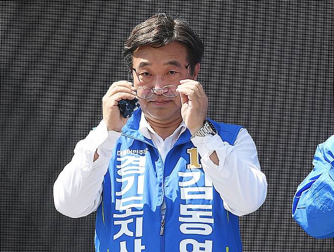 더불어민주당 윤호중 공동비상대책위원장이 29일 경기 용인시 용인중앙시장 앞에서 백군기 용인시장 후보 지원 유세를 하던 중 땀을 닦고 있다. /연합뉴스