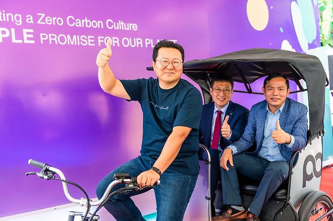 김성우 베리워즈 대표이사(왼쪽)가 팝플스테이션의 전기 이륜차를 시범 운행하고 있다. 가운데는 이상훈 한국에너지공단 이사장, 오른쪽은 쁜 뿌라껏 시엠립 주정부 부주지사. /베리워즈 제공
