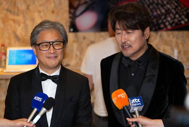 영화감독 박찬욱과 배우 송강호가 28일(현지시간) 제75회 칸 국제영화제가 열리고 있는 프랑스 남부 칸 ‘팔레 데 페스티벌’(Palais des Festivals)에서 열린 폐막식에 참석해 방송 인터뷰를 하고 있다. 이번 칸 국제영화제에서 박찬욱 감독은 영화 ‘헤어질 결심’으로 감독상을, 송강호 씨는 영화 ‘브로커’로 남우주연상을 수상했다. 2022.5.29/뉴스1