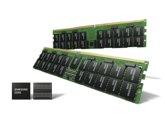 삼성전자가 지난해 10월부터 양산하고 있는 업계 최선단 EUV 멀티레이어 14나노 공정으로 만든 DDR5 D램 칩과 모듈 이미지. <삼성전자 제공>