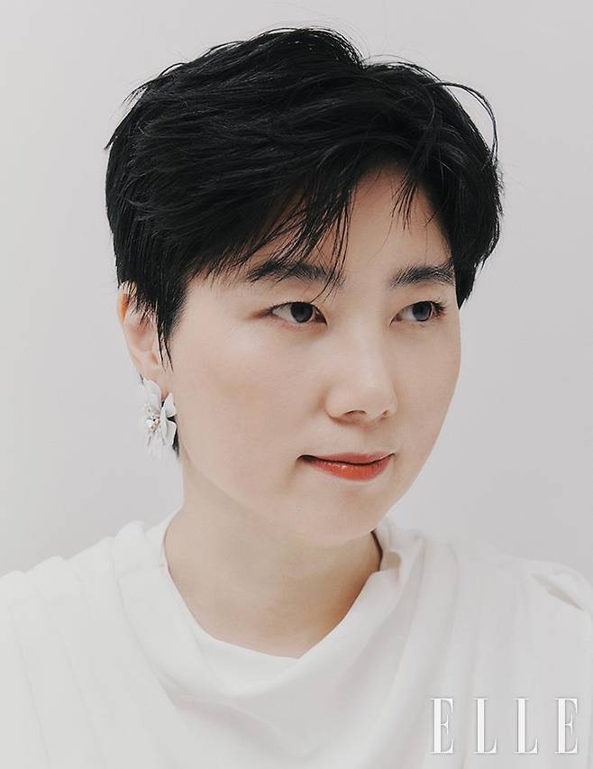 권미경이 입은 블라우스는 Dint. 플라워 이어링은 Danaburton.