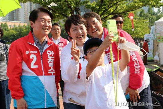 국민의힘 이동환 고양시장 후보가 안철수 성남분당갑 국회의원 후보, 김은혜 경기도지사 후보와 함께 28일 일산호수공원에서 만난 어린이와 셀카 촬영을 하고 있다. 사진제공=이동환 후보 캠프