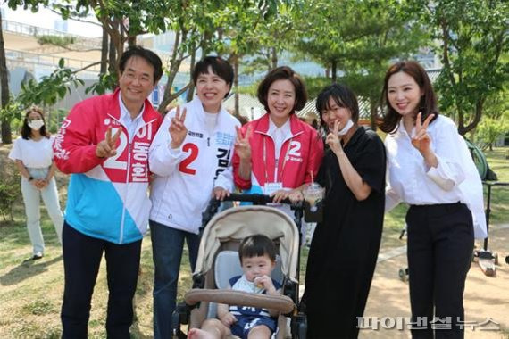 국민의힘 이동환 고양시장 후보 지원에 나선 나경원 전 의원과 김은혜 경기도지사 후보가 28일 일산호수공원에서 만난 주민과 기념촬영을 하고 있다. 사진제공=이동환 후보 캠프