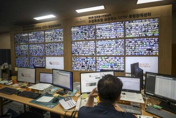 제8회 전국동시지방선거를 사흘 앞둔 29일 경기 과천시 중앙선거관위 선거종합상황실에서 직원이 사전투표함 보관장소 CCTV를 모니터링하고 있다. 사진=뉴시스