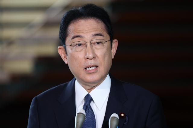 기시다 후미오 일본 총리가 지난 9일 도쿄 총리 관저에서 취재진에게 발언하고 있다. 도쿄=EPA 지지 연합뉴스
