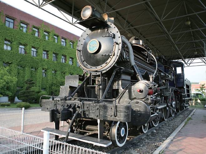 정면에서 오른편이 절개된 타우형 증기기관차. [강갑생 기자]