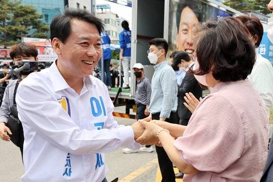 이광재 더불어민주당 강원도지사 후보가 파란색 민주당 자켓이 아닌 흰 셔츠 차림으로 25일 강원 춘천 중앙로터리에서 시민들과 인사를 나누고 있다. 뉴스1