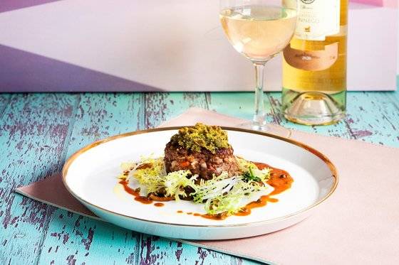 프로방살 소스를 얹어 완성된, 육즙이 살아있는 함박 스테이크. 사진 송미성