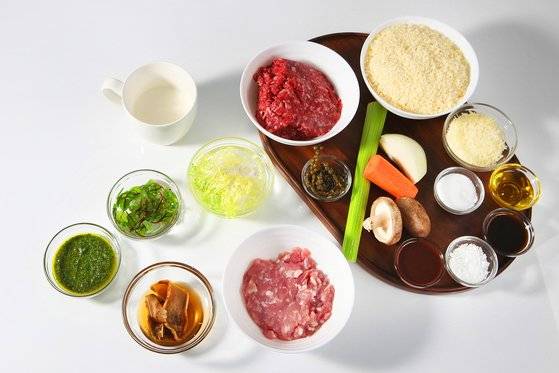 최재연의 함박스테이크에 필요한 재료. 사진 송미성