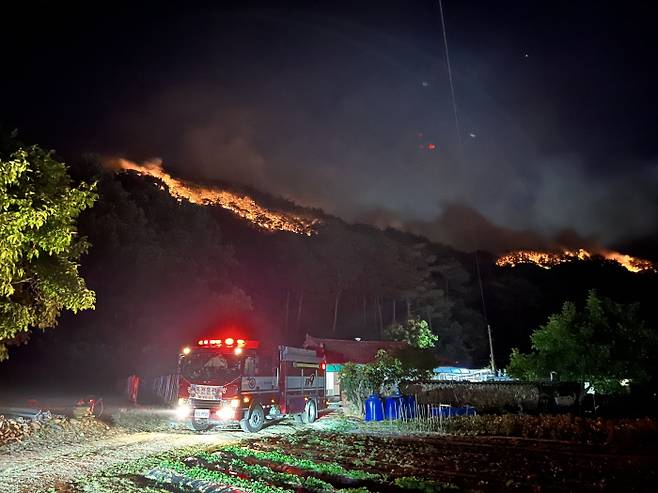 경북 울진군 울진읍 행곡2리의 산불 모습과 소방청의 야간 대응 모습. 소방청 제공.