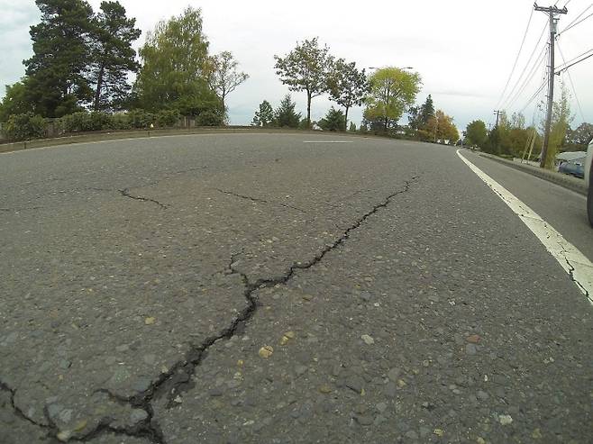한 아스팔트 포장도로에 길게 균열이 생겼다. 이런 균열은 흔히 볼 수 있는데, 주된 원인 중 하나가 태양에서 쏟아지는 자외선이다. 미국 오리건주 제공