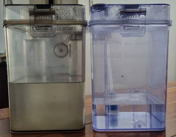 에코백스 디봇 X1 옴니 스테이션의 오수통과 맑은 물통을 꺼냈다. 청소가 진행되면 맑은 물은 작아지고 이 맑은 물이 로봇에 들어가고 로봇은 물걸레로 청소한 뒤 오수통으로 배출한다. 정옥재 기자