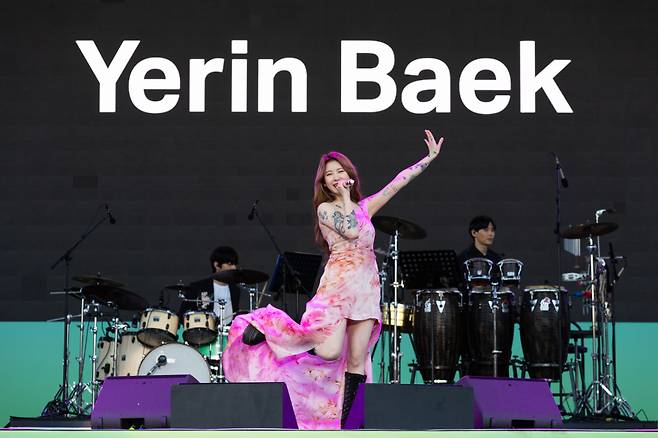 Singer Baek Ye-rin performs onstage at Seoul Jazz Festival at the Olympic Park’s 88 Jandi Madang, in southeastern Seoul, on Friday. (Seoul Jazz Festival)
