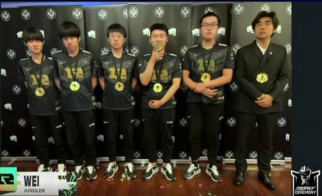 MSI 우승컵을 들어올린 RNG.&nbsp; &nbsp;LCK 트위치 화면 캡처.