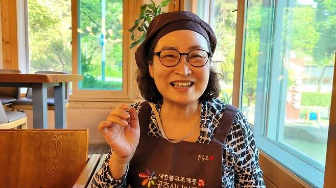 윤용호 '나빌레라' 우리춤사랑 봉사단장. 윤 단장은 공주시니어 클럽에서 운영하고 공산성 앞 커피전문점 카페 '마곡' 에서 봉사활동을 하고 있다.