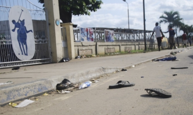 28일(현지시간) 31명이 숨지는 압사 사고가 일어난 나이지리아 남부 리버스주 포트하커트의 한 폴로 클럽 주변에 신발이 널브러져 있다. AP=연합뉴스