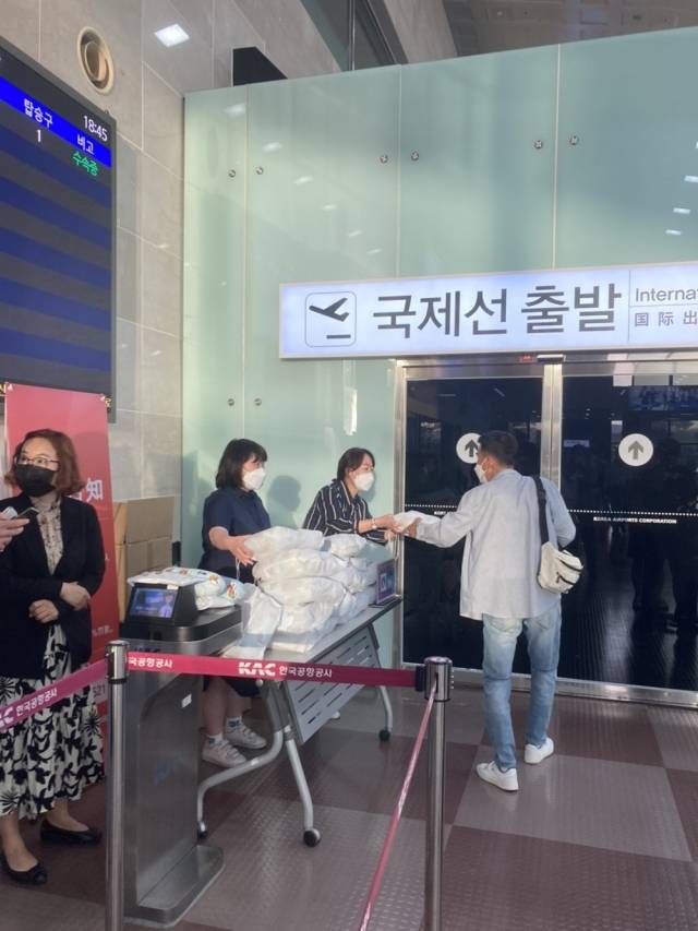 대구국제공항에서 지난 28일 대구-다낭 노선 탑승객을 환송하는 행사를 진행하고 있는 모습. 대구시 제공