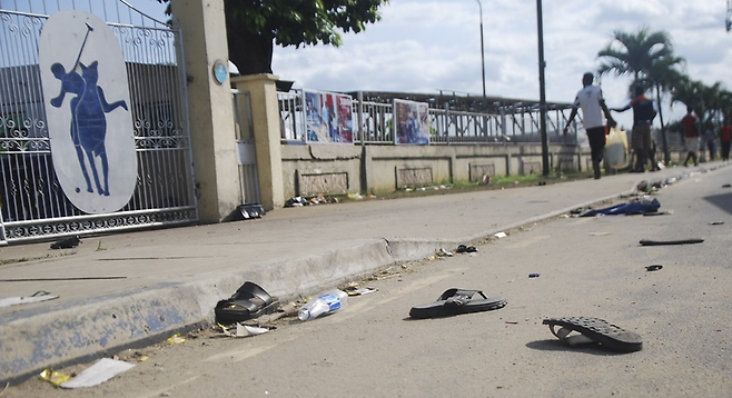 28일(현지시간) 31명이 숨지는 압사 사고가 일어난 나이지리아 남부 리버스주 포트하커트의 한 폴로 클럽 주변에 신발이 널브러져 있다. / 사진 = 연합뉴스