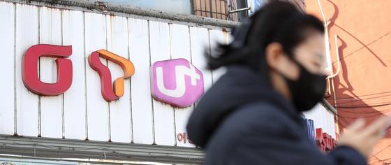 서울 시내의 한 휴대폰 할인매장을 앞에서 시민들이 발걸음을 옮기고 있다. /사진제공=뉴스1