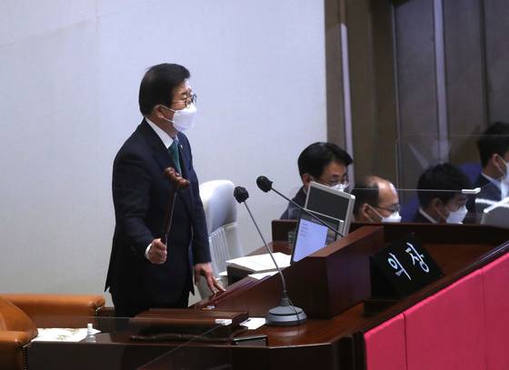 (서울=뉴스1) 허경 기자 = 박병석 국회의장이 20일 서울 여의도 국회 본회의장에서 제397회국회(임시회) 제3차 본회의를 개회하고 있다. (공동취재) 2022.5.20/뉴스1