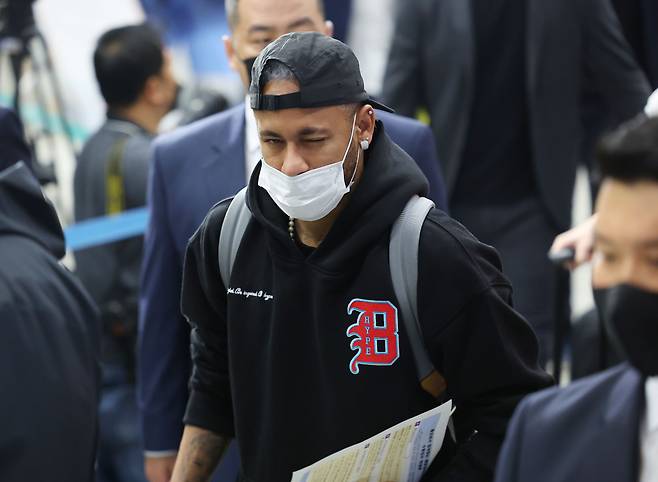 브라질 축구대표팀의 네이마르가 지난 26일 오후 인천국제공항 제1여객터미널을 통해 입국하며 윙크하고 있다. [연합]